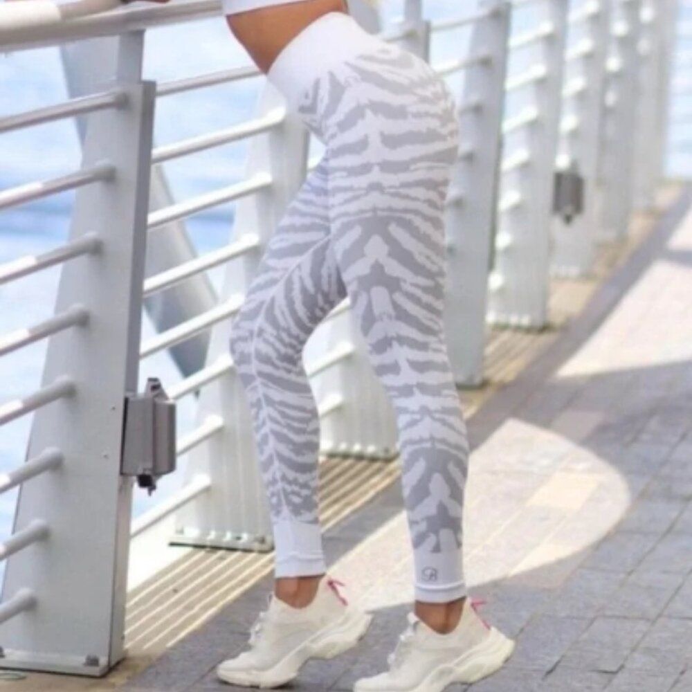 Like New! Bombshell Sportswear White tiger seamless Leggings in Size XS